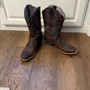 Women’s size 8.5 Ariat Dark Brown Cowboy Boots with Blue Accents